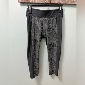 UNDER Armour HeatGear Cropped Leggings size medium